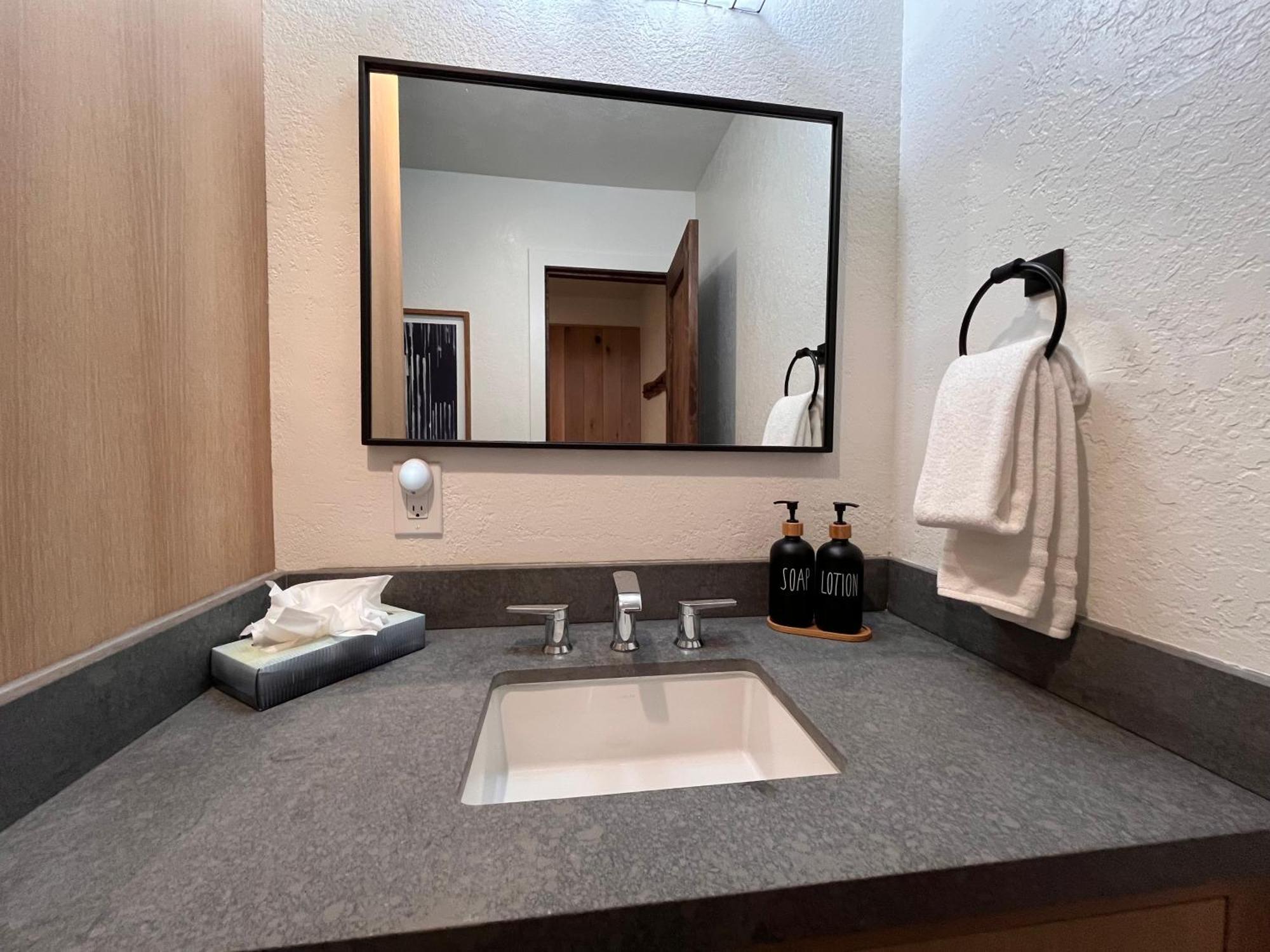 ממות' לייקס Tastefully Remodeled Condo At Mammoth Ski & Racquet Club, Hot Tub, Garage, 10 Min Walk To Ski Lifts מראה חיצוני תמונה